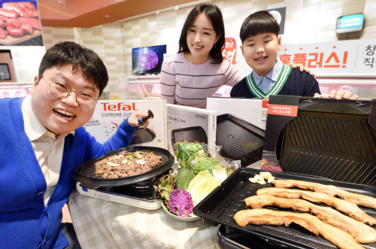 홈플러스는 지난달 13일부터 27일까지 2주간 판매된 구이팬의 매출이 전년 동기 대비 37% 신장했다고 1일 밝혔다.    홈플러스 제공